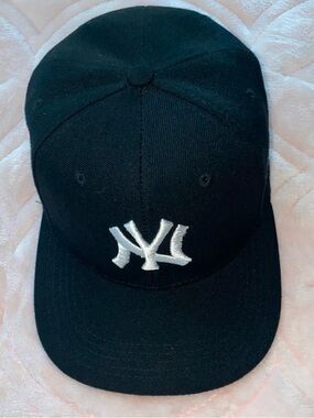New Era Black & White New York Yankees Snapback Hat